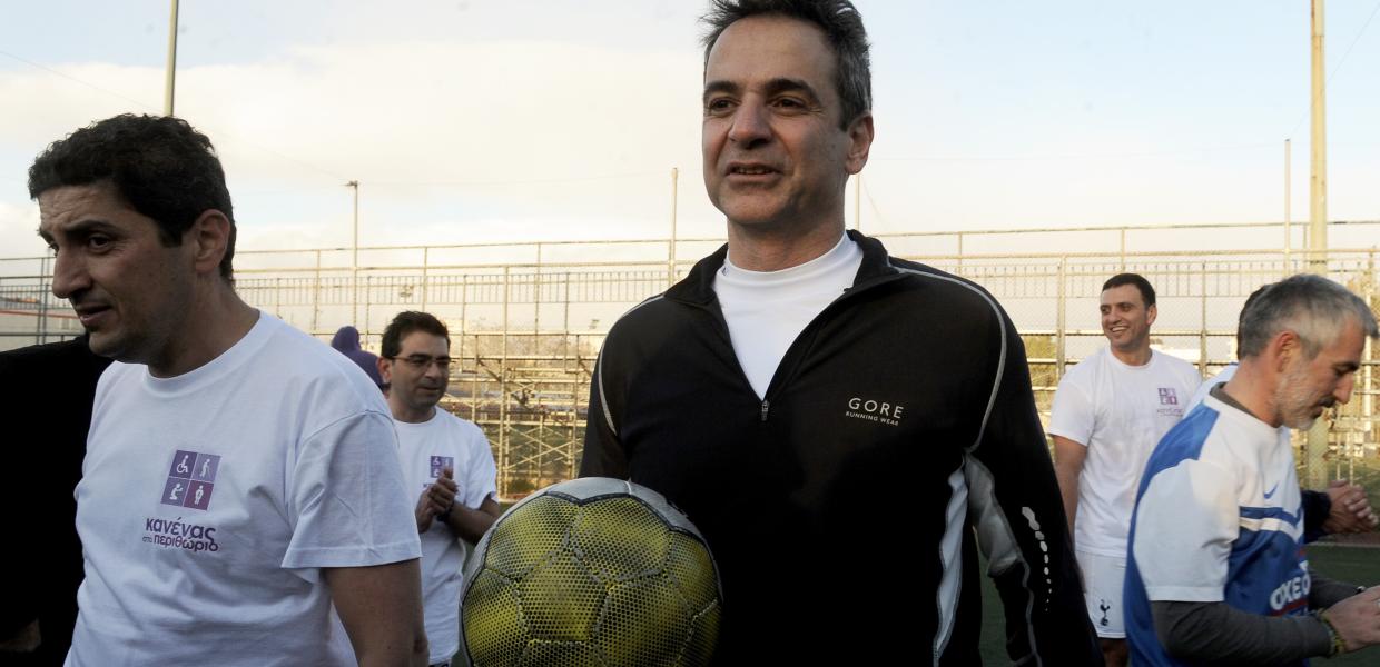 Ο Κυριάκος Μητσοτάκης κρατά μπάλα δίπλα στον Λευτέρη Αυγενάκη