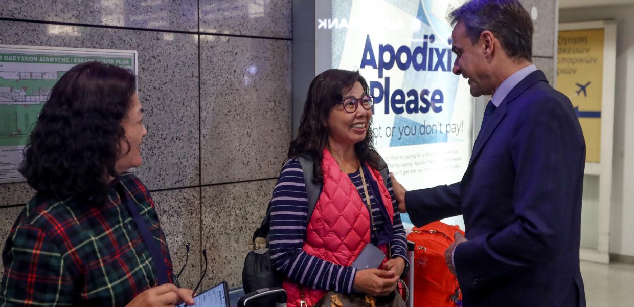 Ο Κυριάκος Μητσοτάκης με τουρίστριες στο αεροδρόμιο