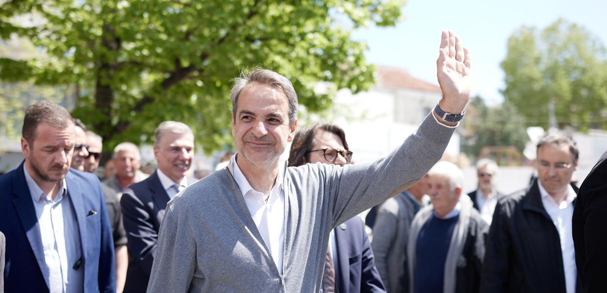 Ο Κυριάκος Μητσοτάκης χαιρετάει