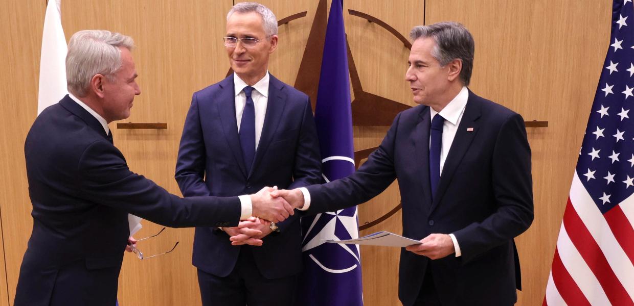 Ο υπουργός Εξωτερικών της Φινλανδίας, ο ΥΠΕΞ των ΗΠΑ και ο γ.γ του ΝΑΤΟ δίνουν τα χέρια 