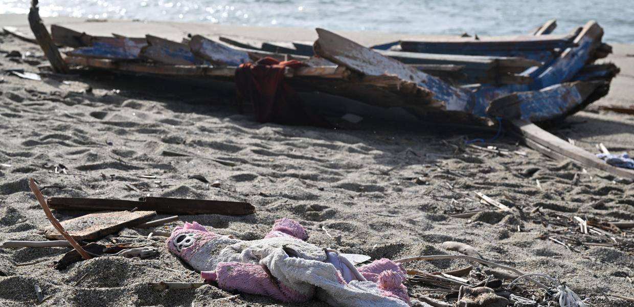 Απομεινάρια πλοίου και ρούχα στην άμμο από ναυάγιο με μετανάστες