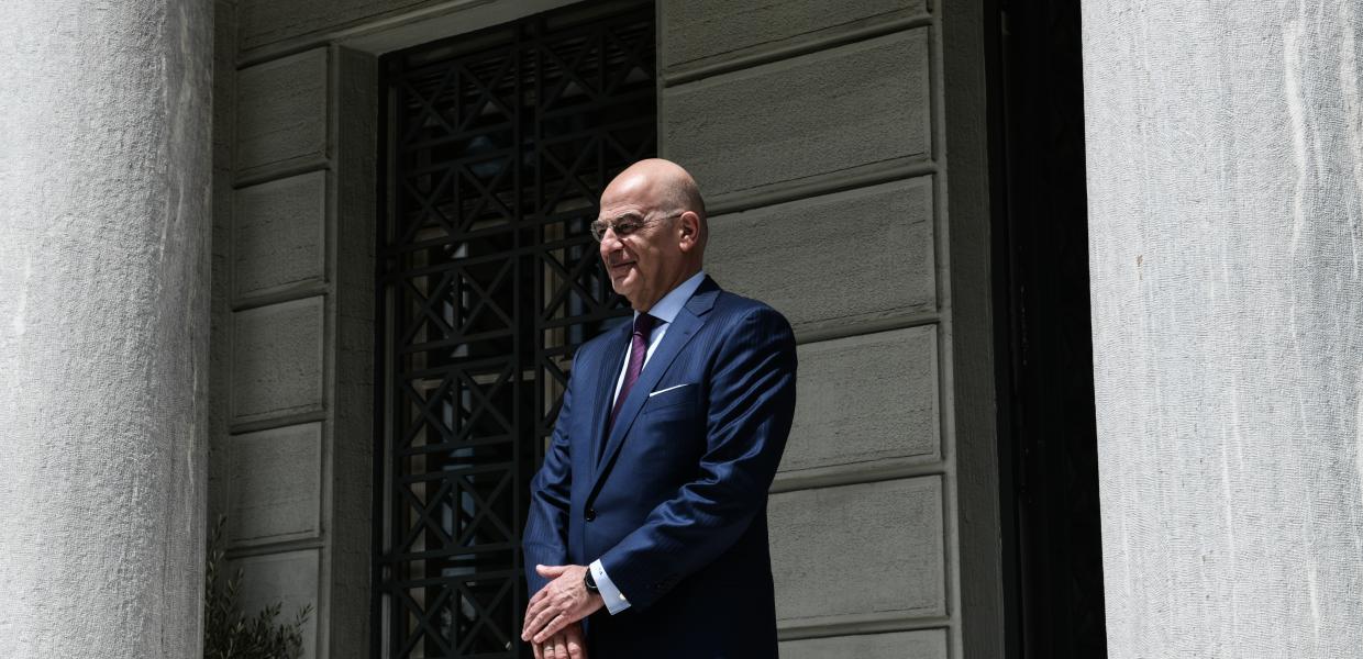 Ο Νίκος Δένδιας στέκεται στην πόρτα του ΥΠΕΞ