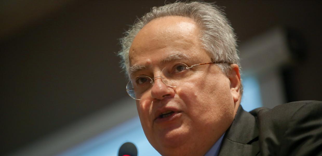 Ο Νίκος Κοτζιάς μιλά σε μικρόφωνο