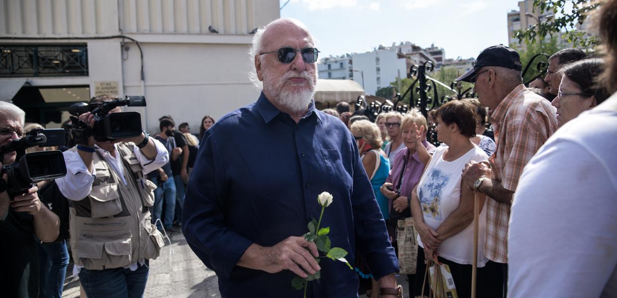 Διονύσης Σαββόπουλος στην κηδεία του Μαχαιρίτσα