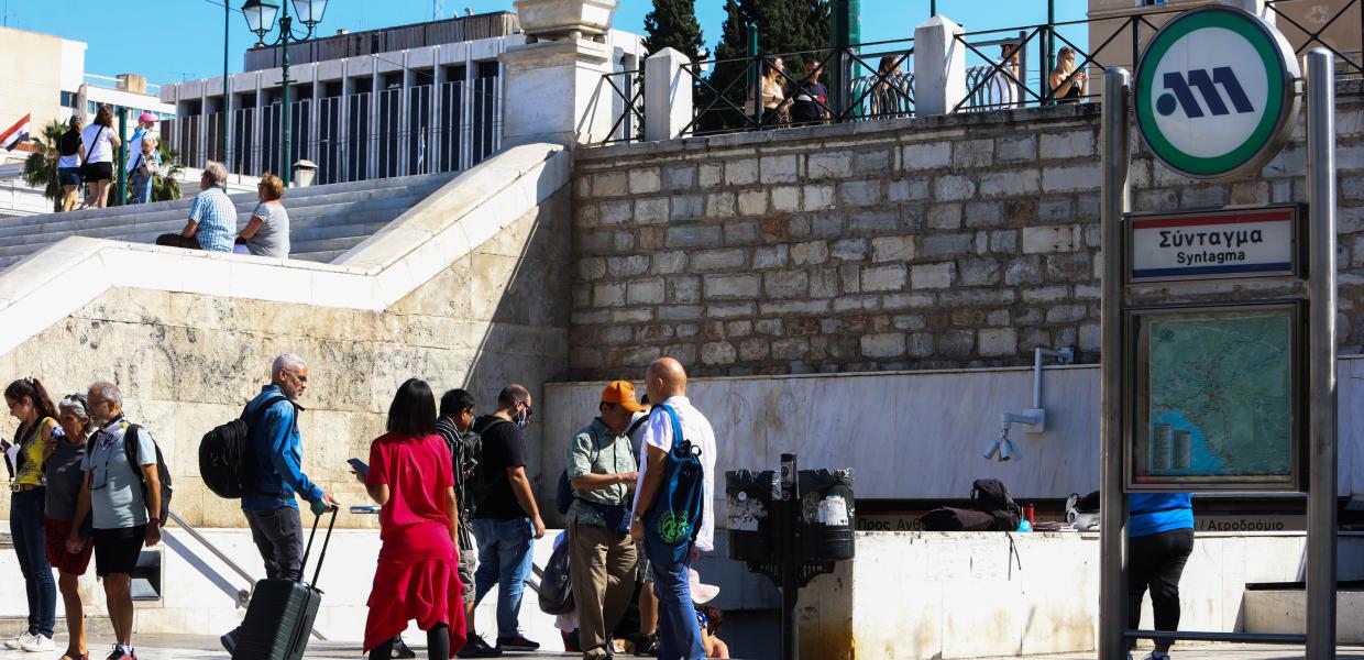 Κόσμος μπροστά στο μετρό Συντάγματος ]