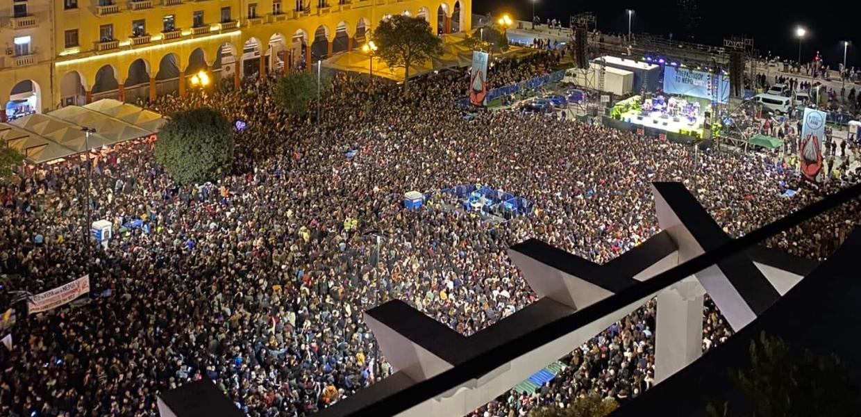 Κόσμος σε συναυλία στη Θεσσαλονίκη