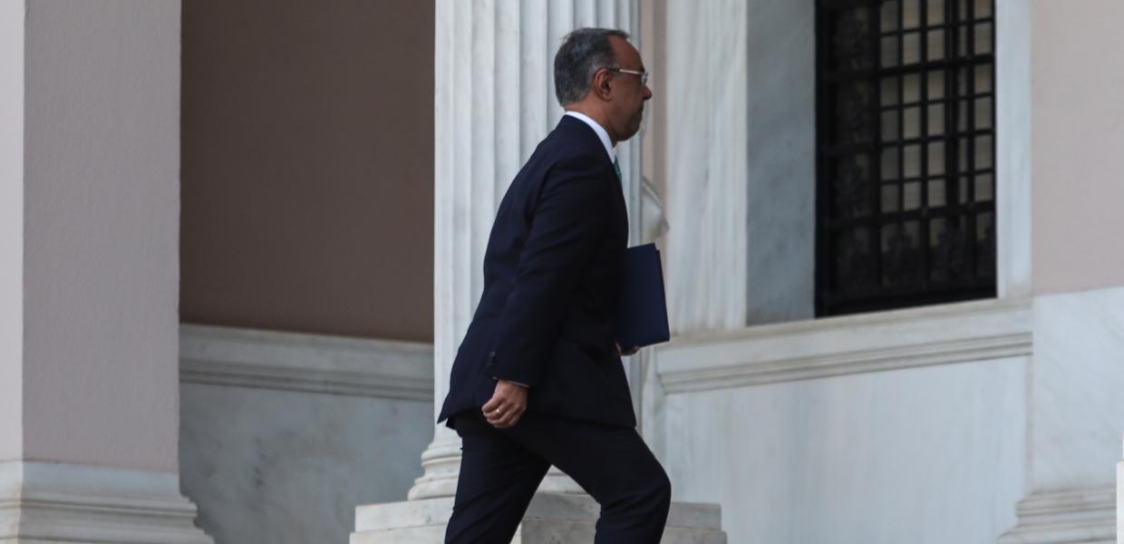 Ο Γιάννης Σταϊκούρας ανεβαίνει τα σκαλιά του Μεγάρου Μαξίμου