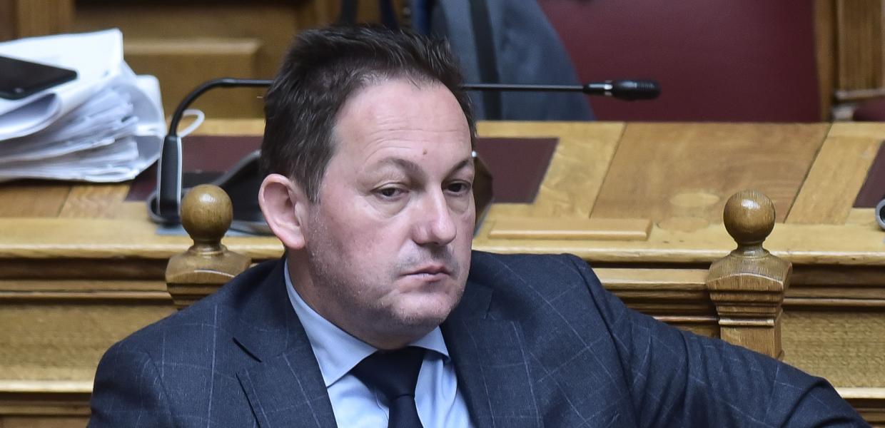 Ο Στέλιος Πέτσας στα έδρανα της Βουλής