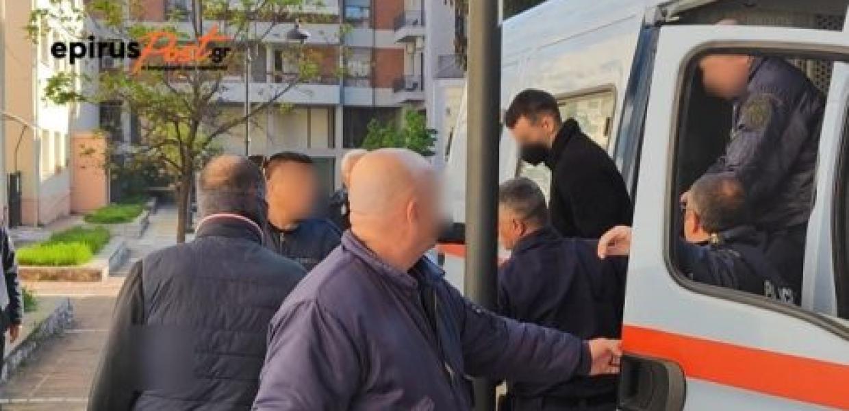 Ο ποδοσφαιριστής μπαίνει στο βανάκι συνοδεία αστυνομικών