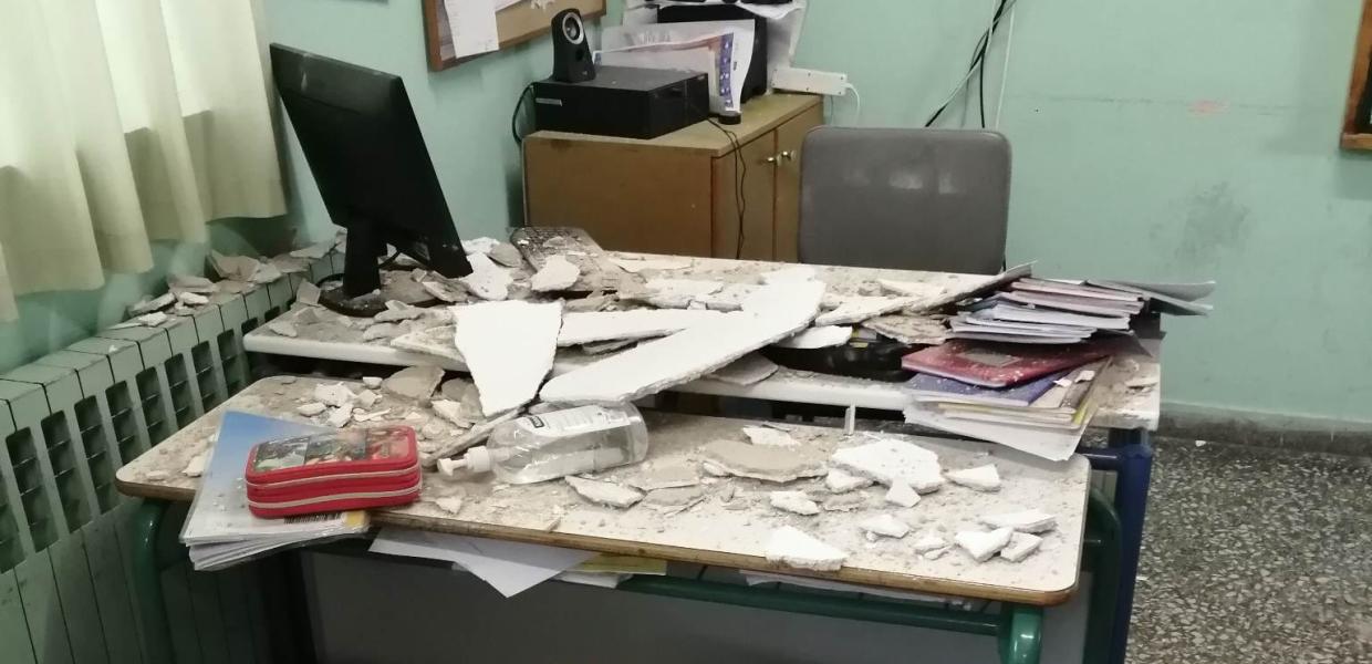 Κομμάτια από την οροφή πάνω στην έδρα και τα θρανία τάξης δημοτικού σχολείο στον Βόλο