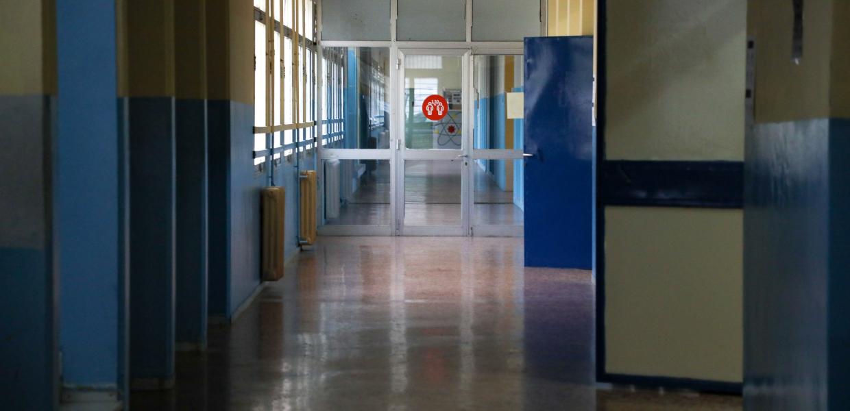 Διάδρομος σχολείο με πόρτες δεξιά και αριστερά