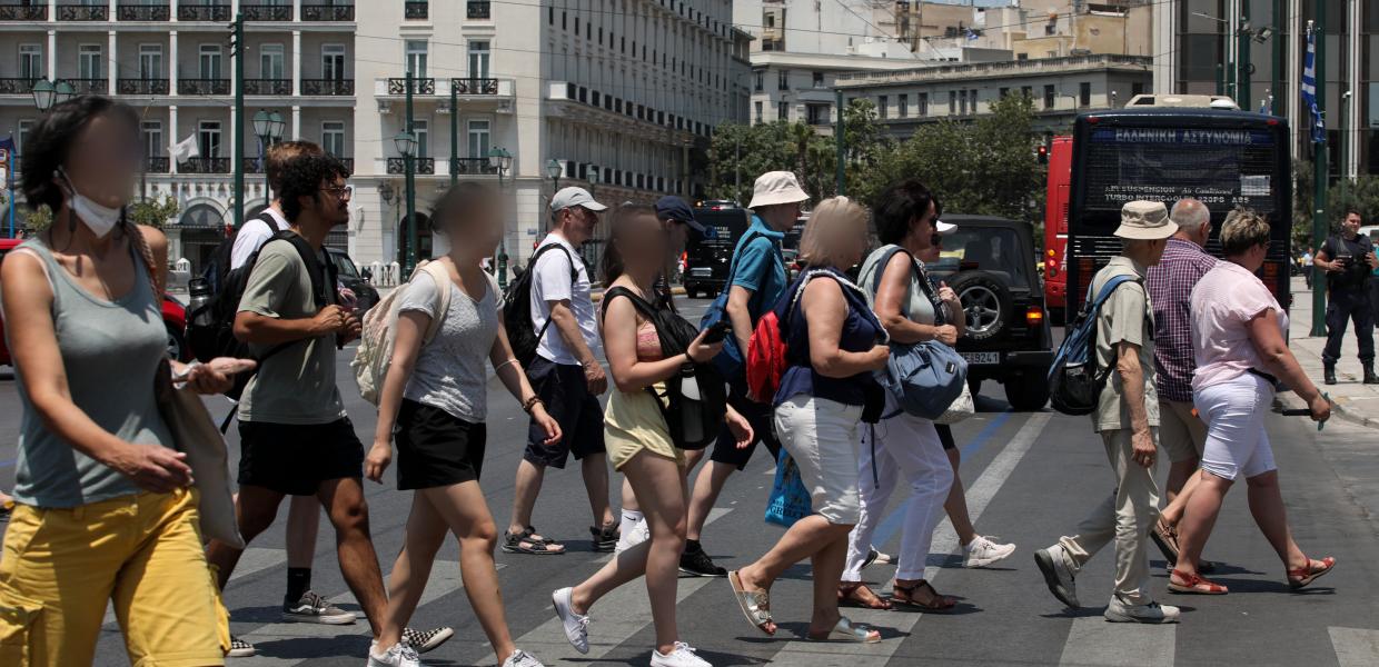 Άνθρωποι περπατούν στο Σύνταγμα