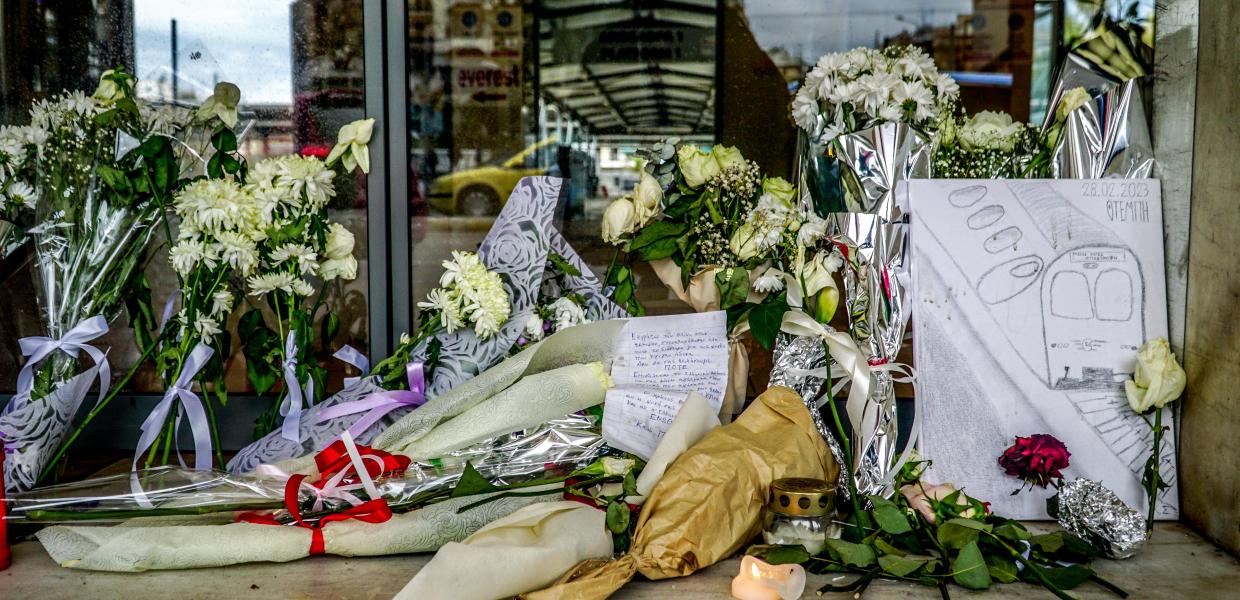 Λουλούδια και γράμματα στη μνήμη των θυμάτων των Τεμπών