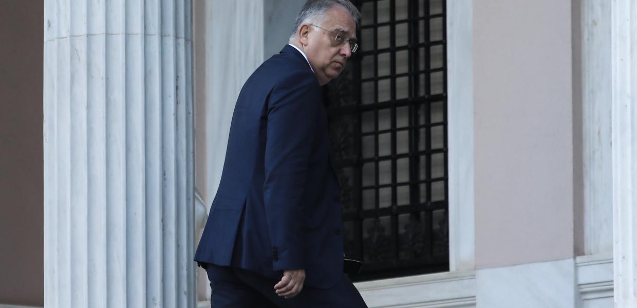 Ο Τάκης Θεοδωρικάκος έξω από το Μέγαρο Μαξίμου