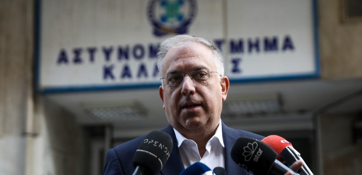 O Τάκης Θεοδωρικάκος έξω από αστυνομικό τμήμα