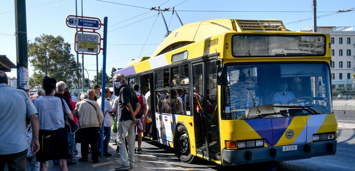 Άνθρωποι επιβιβάζονται σε τρόλεϊ