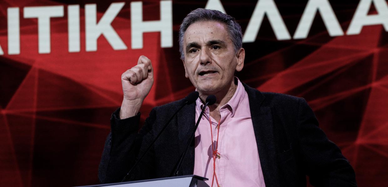 Ο Ευκλείδης Τσακαλώτος μιλά σε εκδήλωση του ΣΥΡΙΖΑ