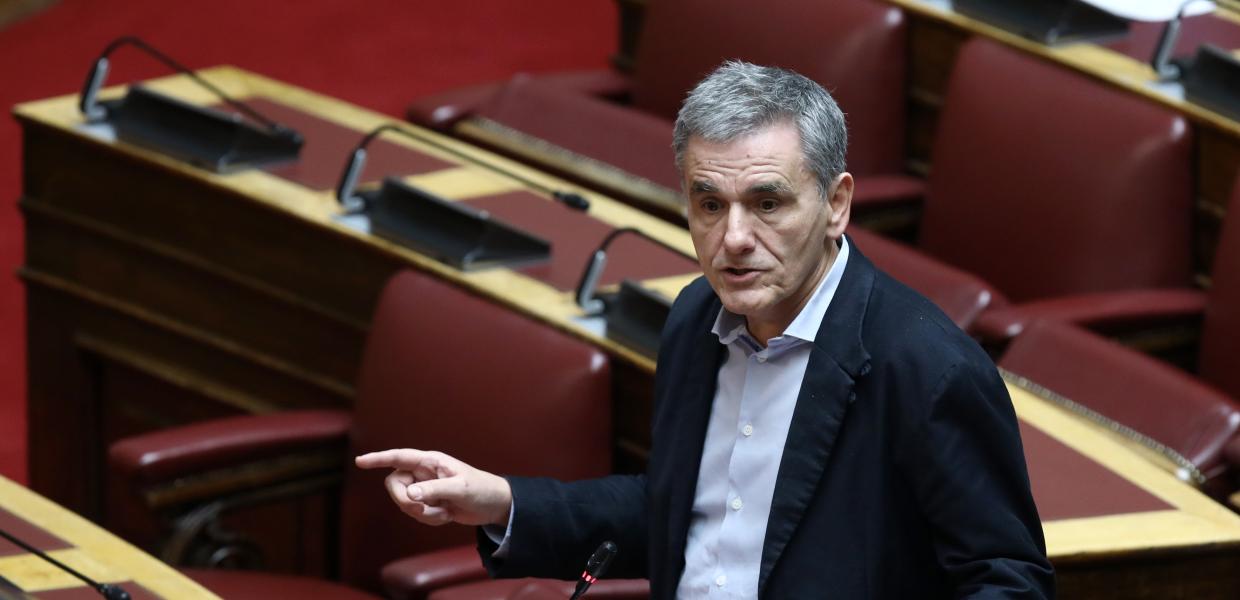 Ο Ευκλείδης Τσακαλώτος μιλά όρθιος στα έδρανα της Βουλής