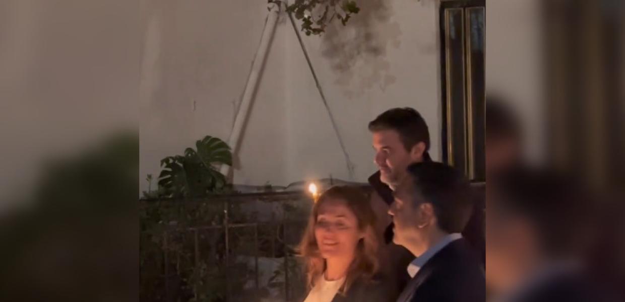 Αλέξης Τσίπρας και Μπέττυ Μπαζιάνα με κεριά