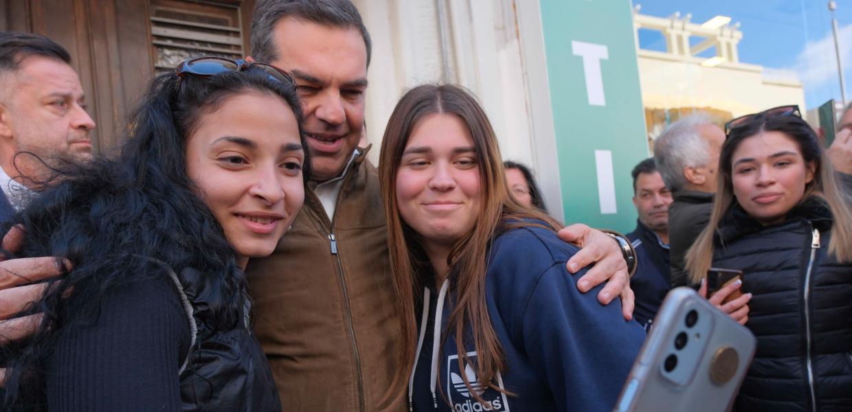 Ο Αλέξης Τσίπρας με μαθήτριες