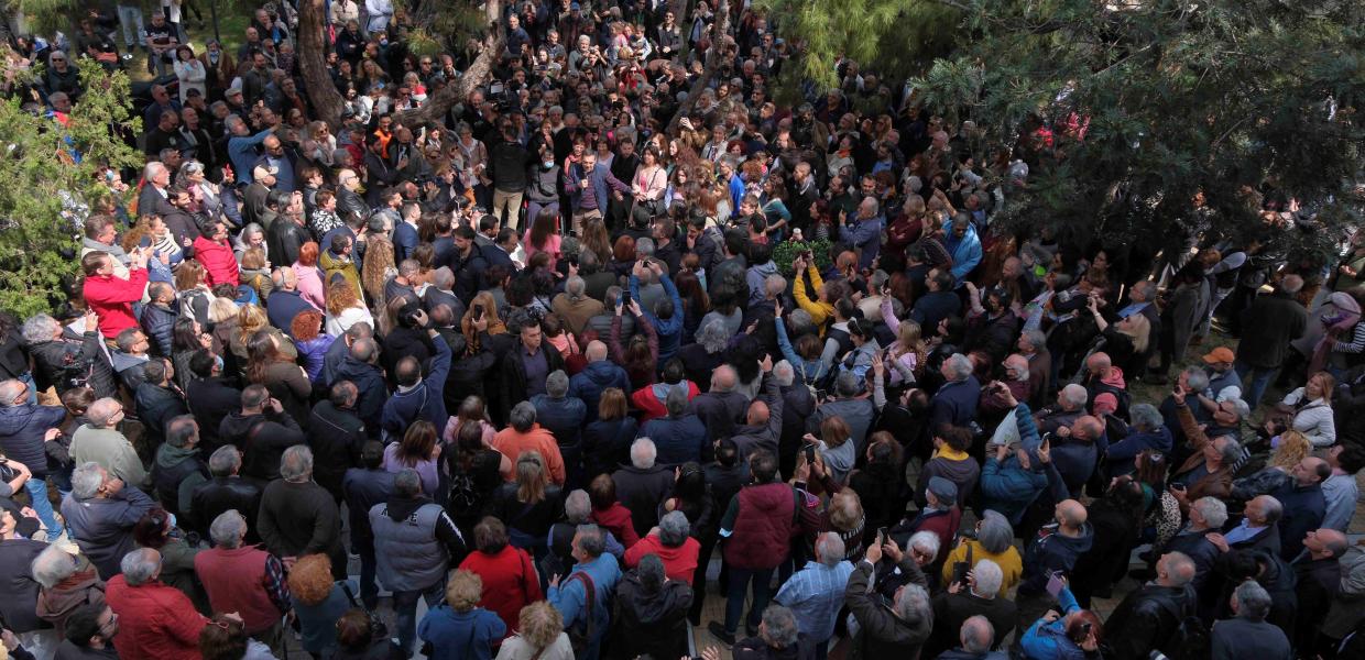 Ο Αλέξης Τσίπρας με κόσμο στη Νέα Σμύρνη