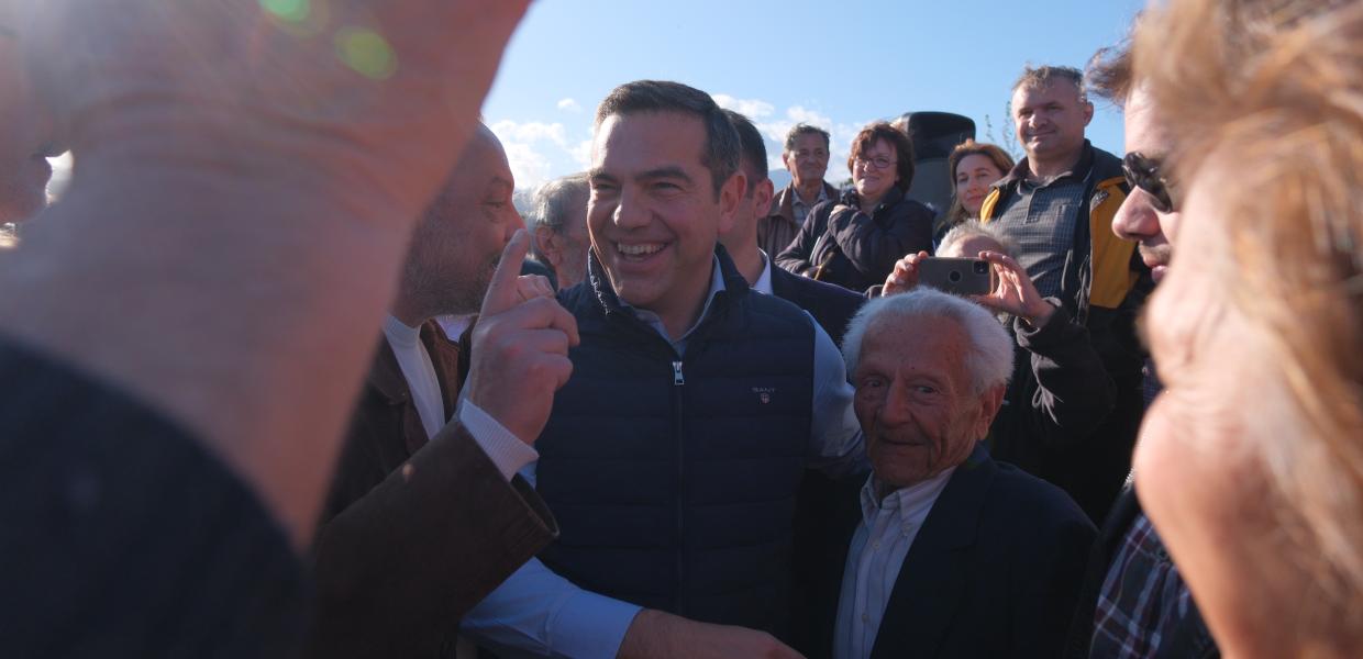 Ο Αλέξης Τσίπρας με τον ηλικιωμένο και κόσμο τριγύρω του