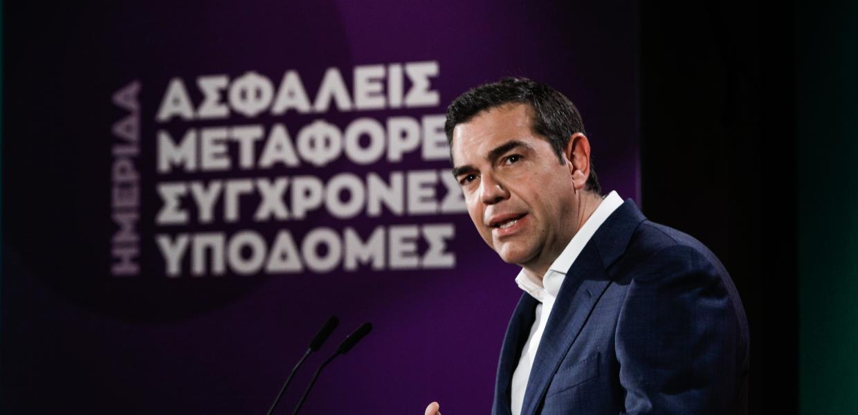 Ο Αλέξης Τσίπρας μιλά από το βήμα στην ημερίδα για την ασφάλεια στις μεταφορές 