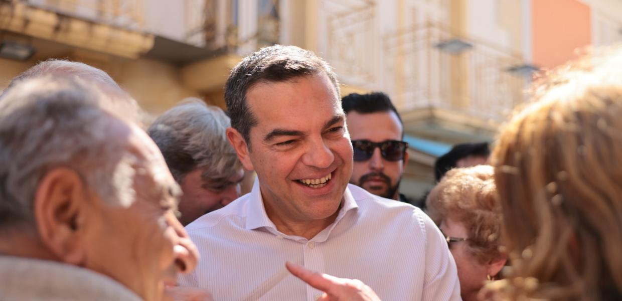 Ο Τσίπρας χαιρετά κόσμο χαμογελαστός