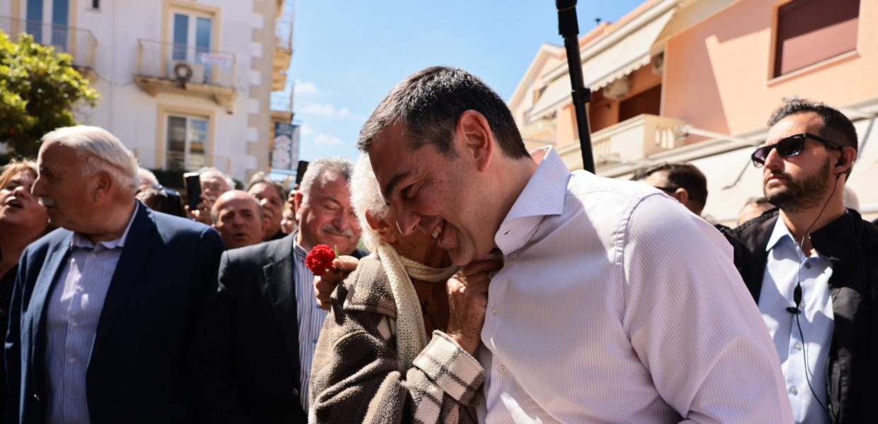 Ο Αλέξης Τσίπρας αγκαλιάζει μια γυναίκα στην Κεφαλονιά 