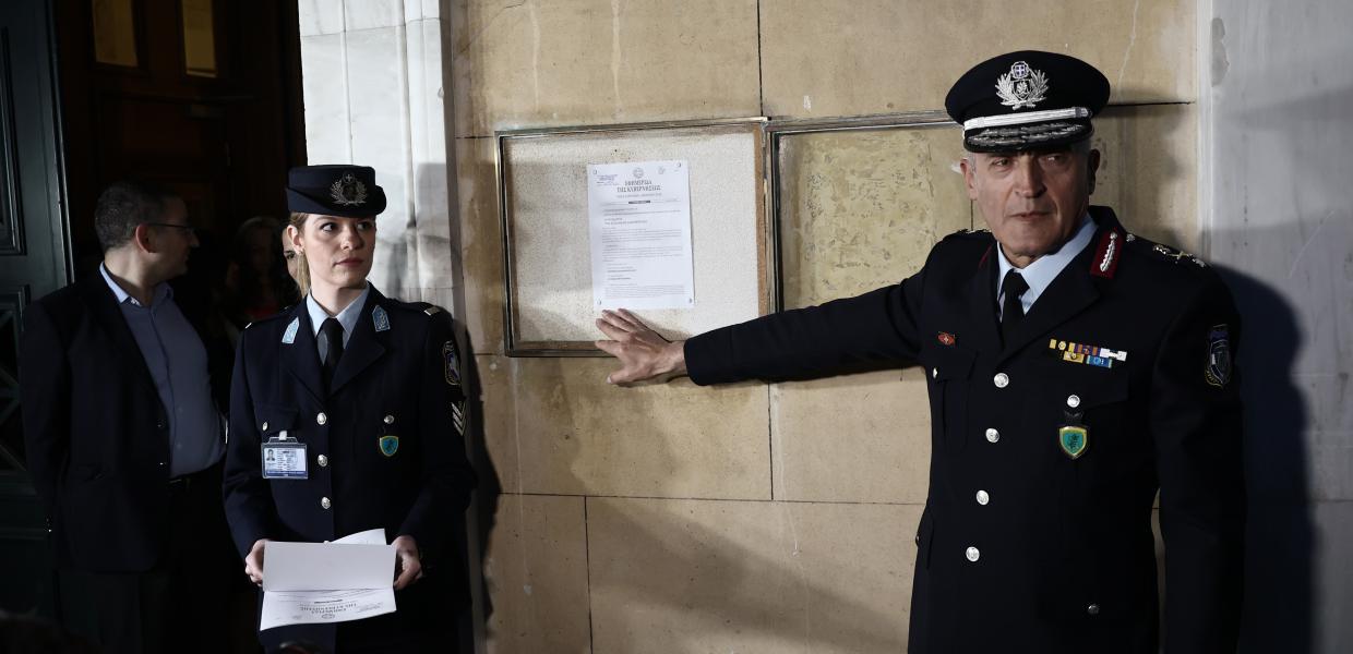 Θυροκόλληση του Προεδρικού Διατάγματος στη Βουλή