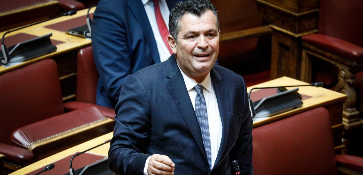 Ο Χρήστος Μπουκώρος όρθιος στα έδρανα της Βουλής
