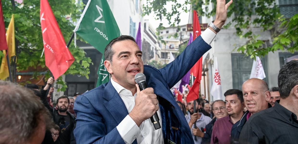 Ο Αλέξης Τσίπρας μιλά σε κόσμο στη Λαμία