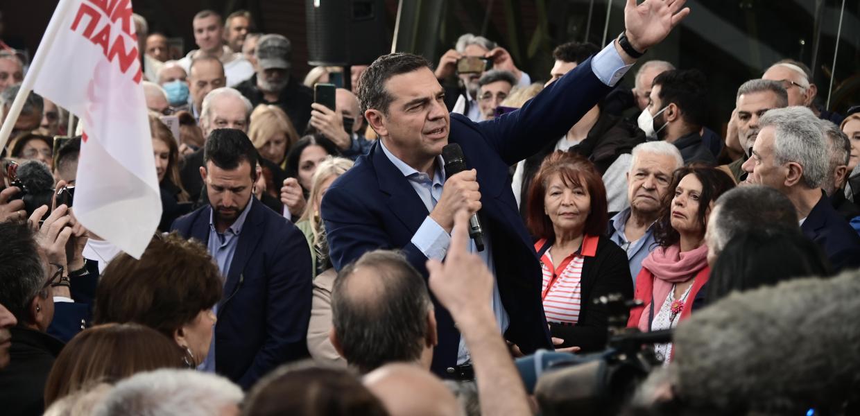 Ο Αλέξης Τσίπρας μιλά σε κόσμο στον Πειραιά