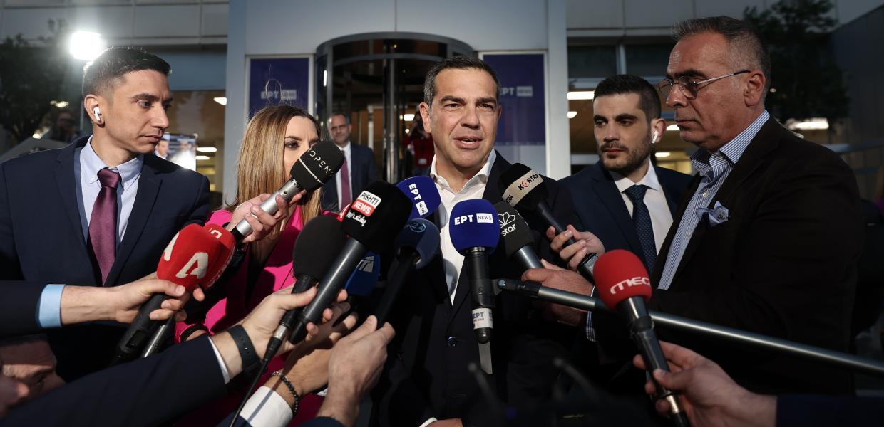 Ο Αλέξης Τσίπρας κάνει δηλώσεις έξω από την ΕΡΤ