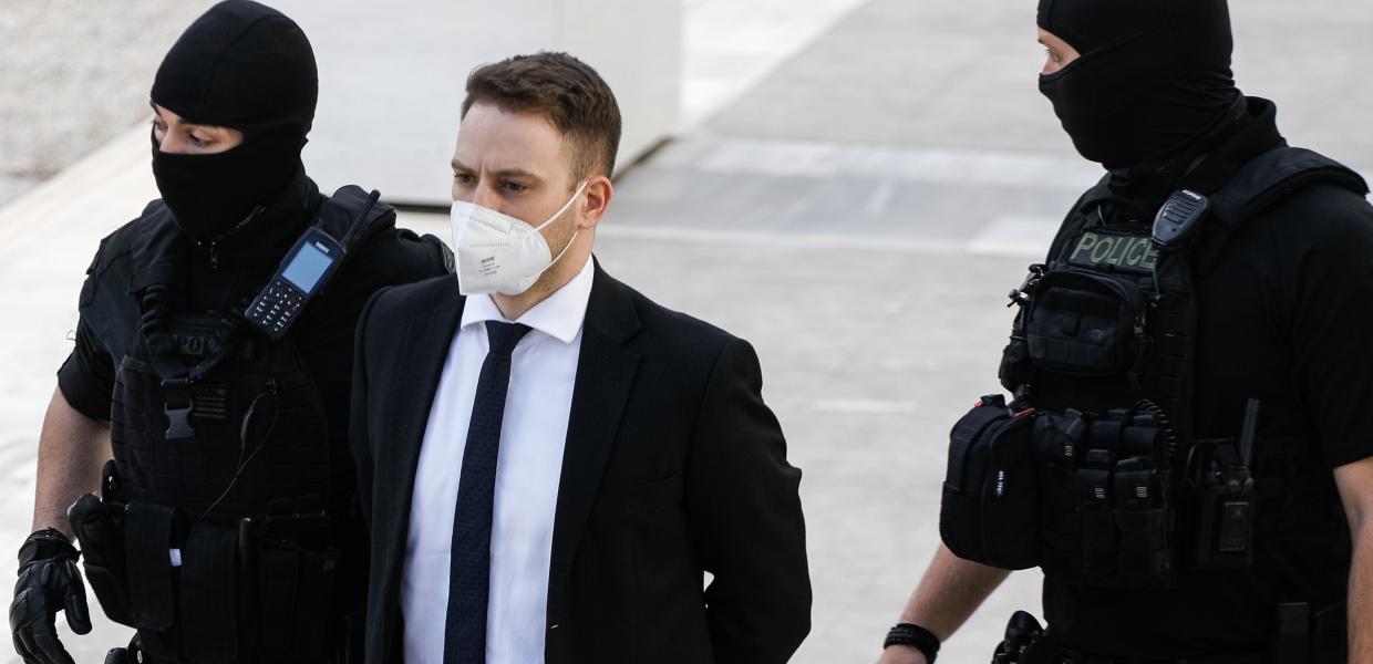 Ο Μπάμπης Αναγνωστόπουλος με δύο αστυνομικούς