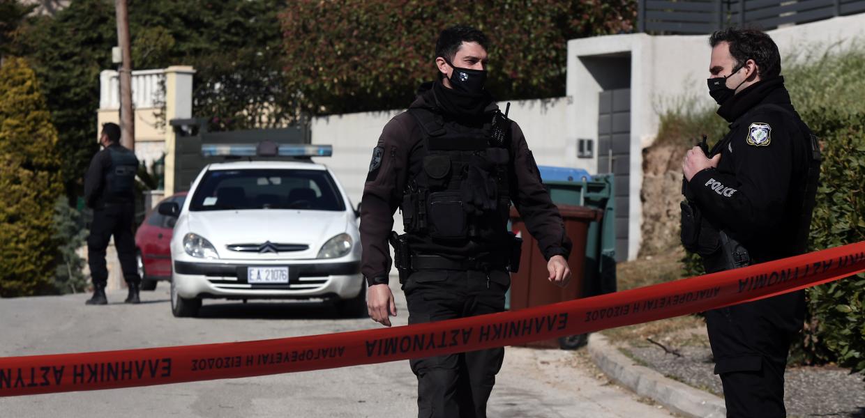 Αστυνομία έξω από το σπίτι του Γιώργου Καραϊβάζ
