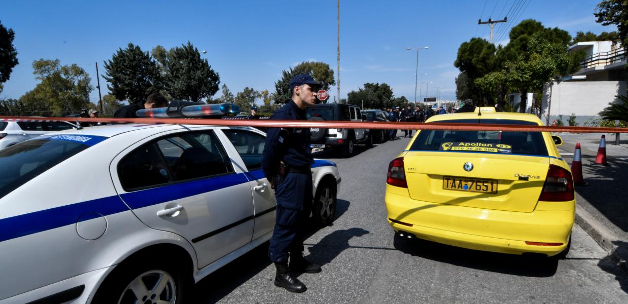 Αστυνομικός μπροστά σε ταξί