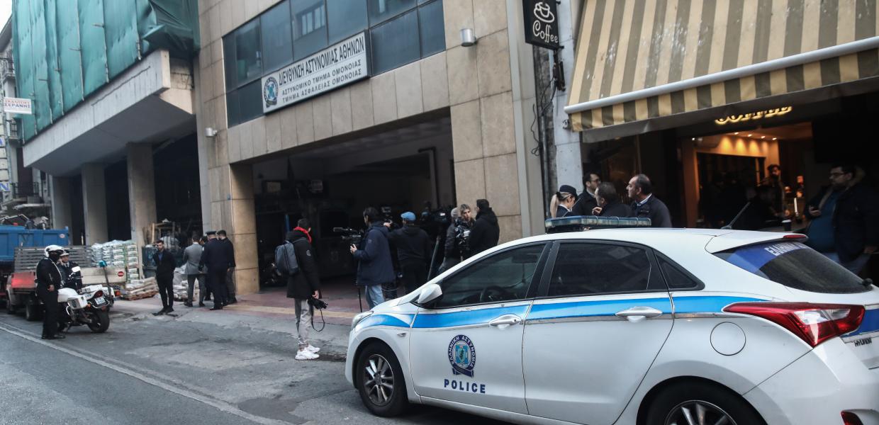 Περιπολικό έξω από το αστυνομικό τμήμα Ομόνοιας