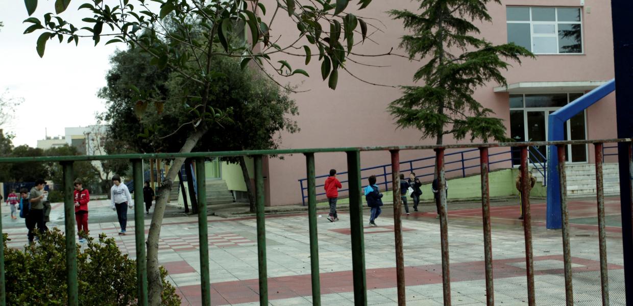 Παιδιά σε αυλή σχολείου
