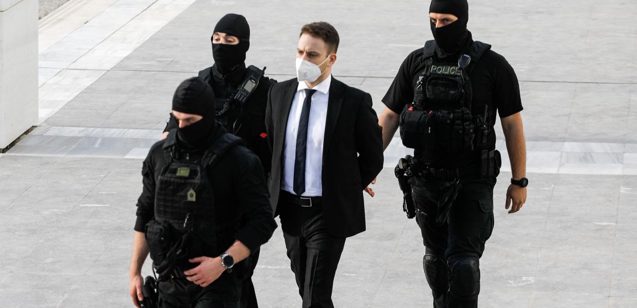 Ο Μπάμπης Αναγνωστόπουλος συνοδεία αστυνομικών με full face και αλεξίσφαιρα 