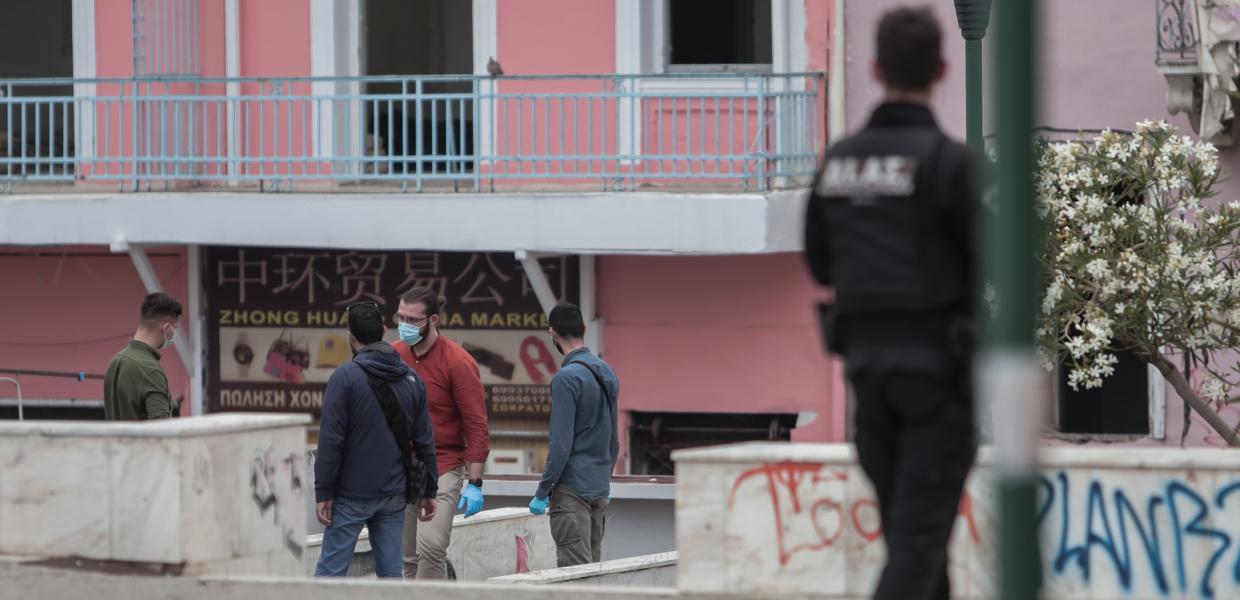 Αστυνομικός και άνθρωποι στο σημείο που βρέθηκε νεκρή η γυναίκα
