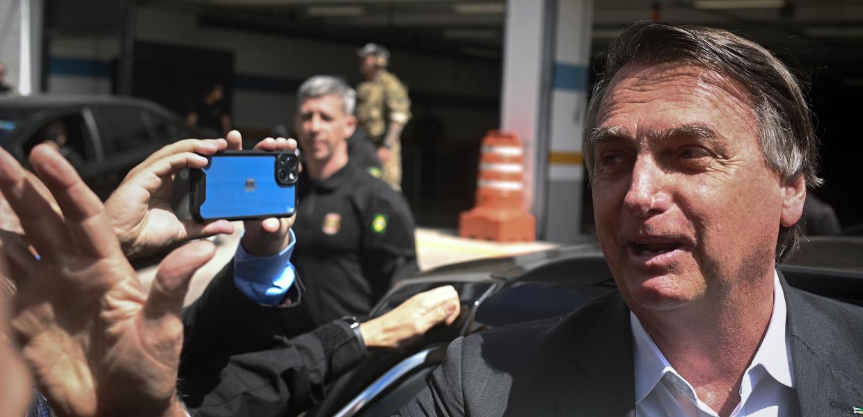 Ο Μπολσονάρο βγαίνει από το αμάξι και κάποιος με κινητό τον τραβά βίντεο 