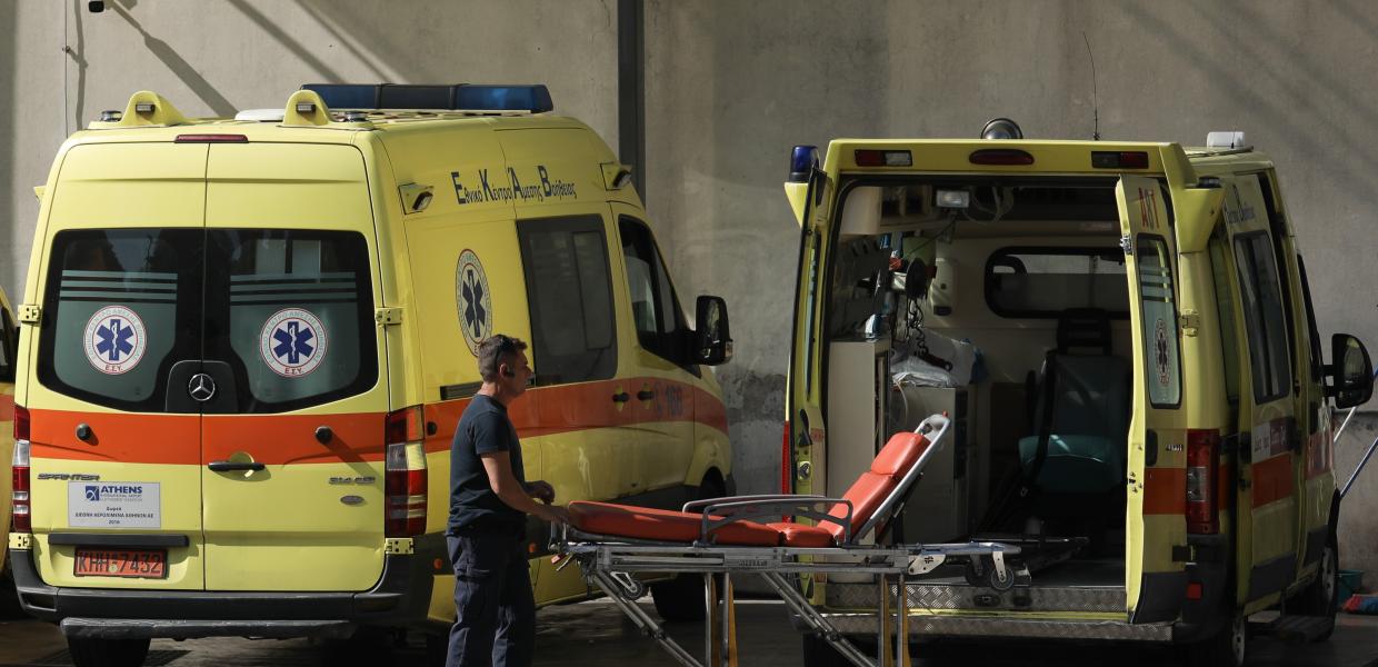 Διασώστης μπροστά σε ασθενοφόρα του ΕΚΑΒ