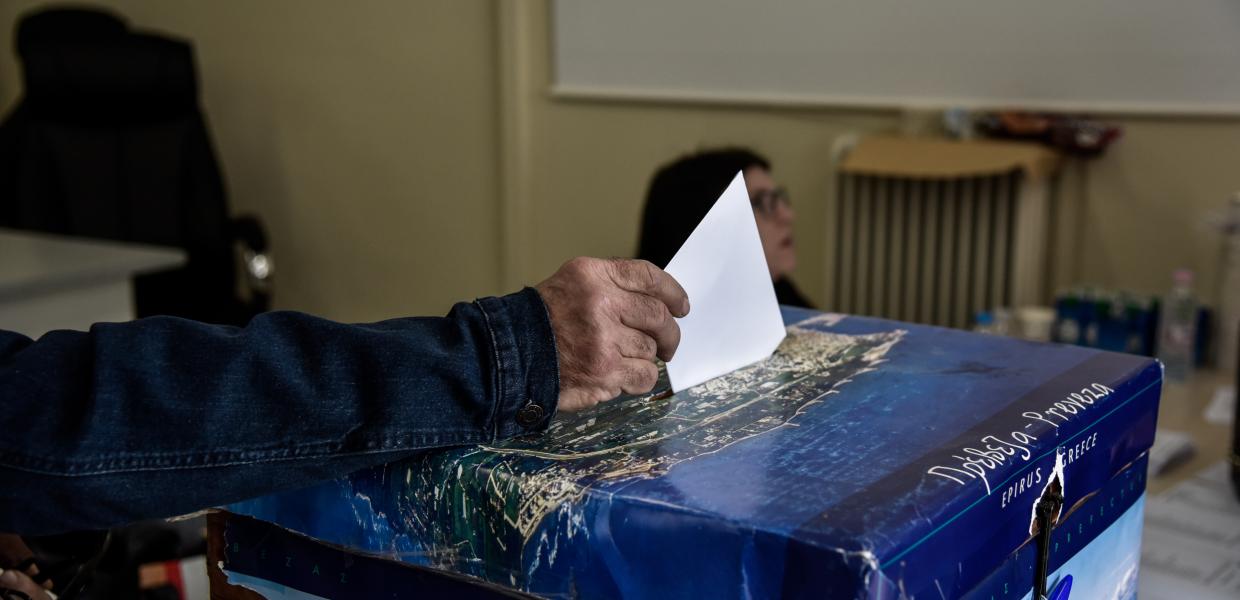 Άντρας βάζει ψηφοδέλτιο στην κάπλη