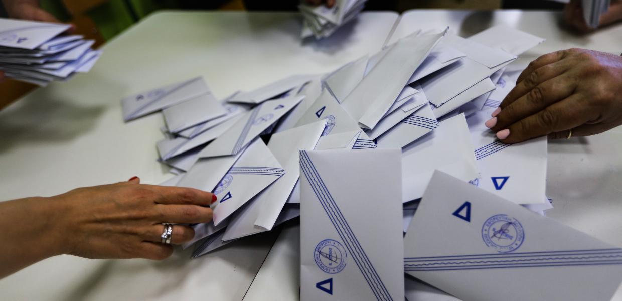 Εκλογικοί φάκελοι με τα ψηφοδέλτια 