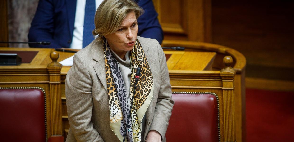 Η Μίνα Γκάγκα στη Βουλή