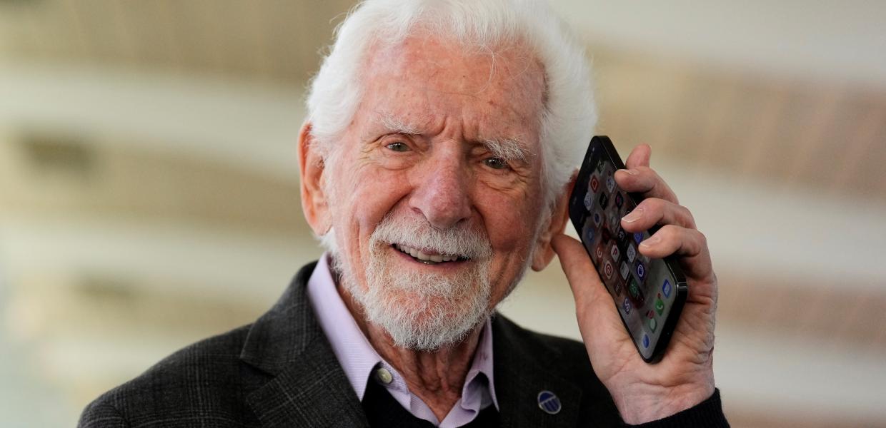 Ηλικιωμένος μιλάει στο κινητό τηλέφωνο