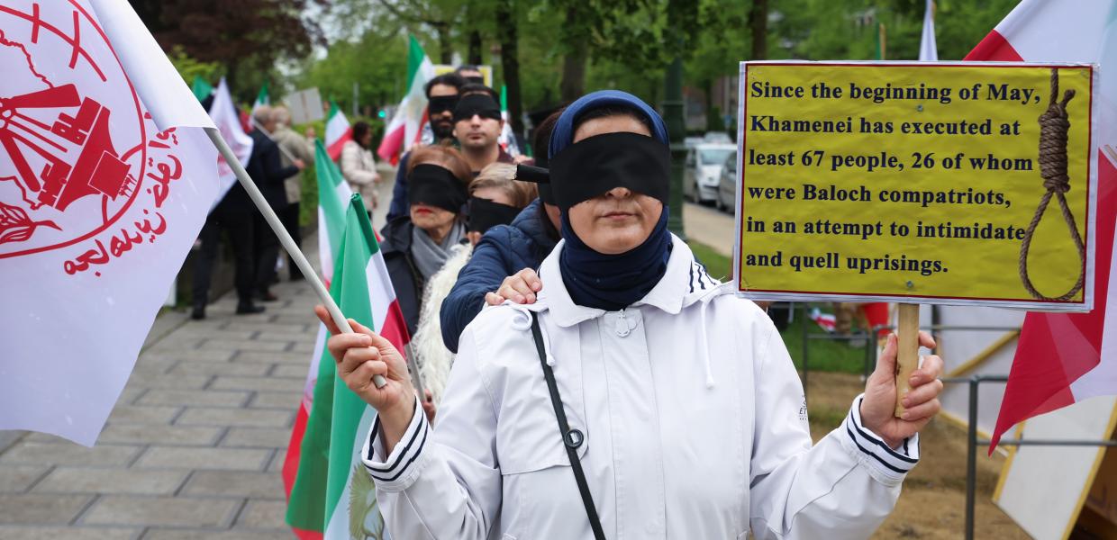 Διαδηλωτές με κλειστά μάτια σημαίες και πλακάτ κατά των εκτελέσεων 