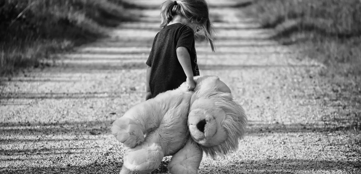 Κοριτσάκι περπατά με έναν αρκούδο στο χέρι της