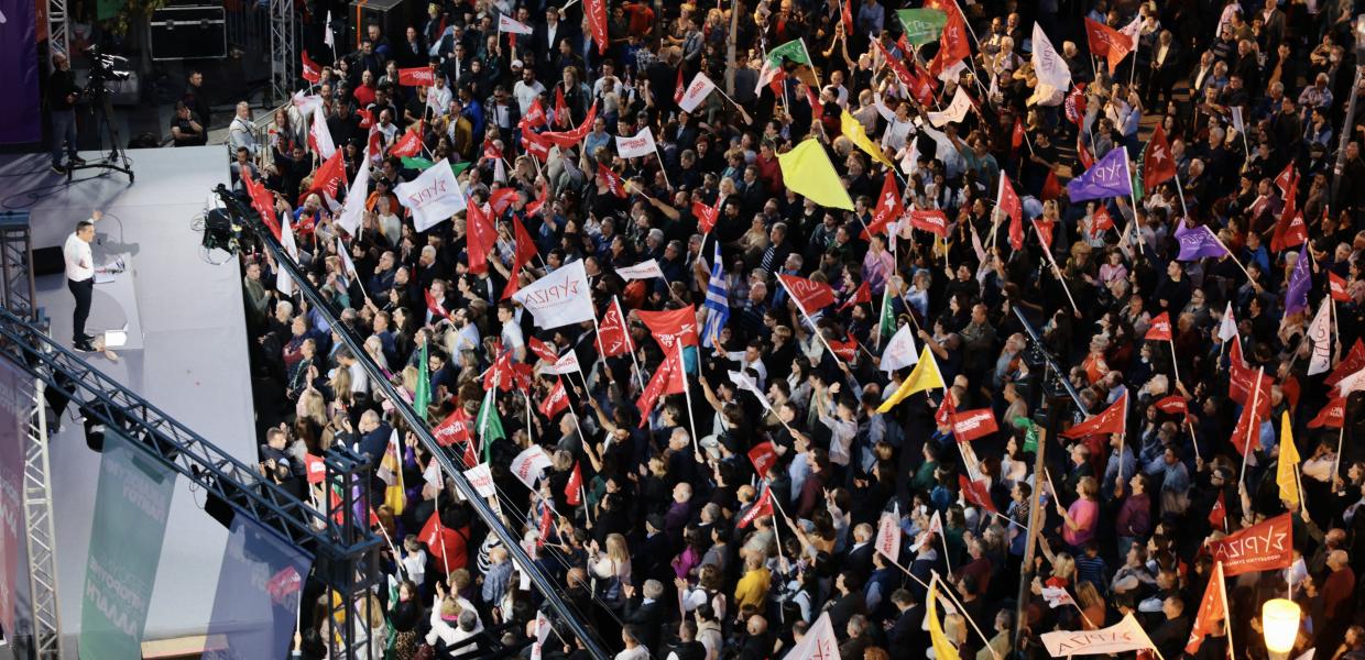 Κόσμος σε συγκέντρωση κατά τη διάρκεια ομιλίας του Αλέξη Τσίπρα